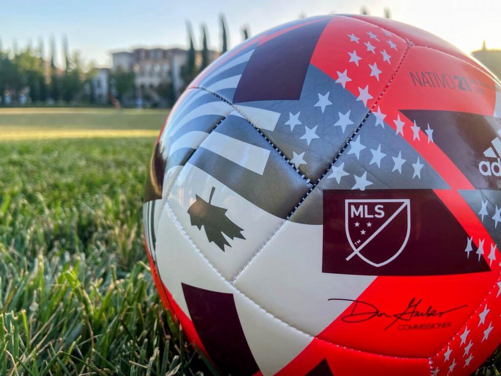 MLS Ball auf Rasen
