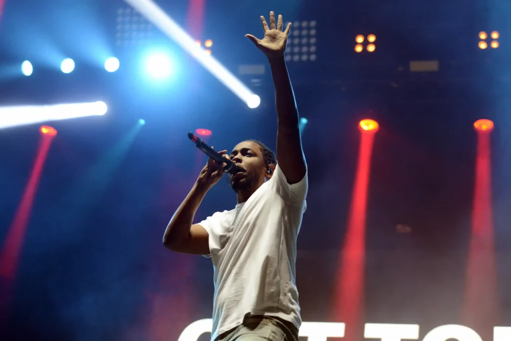 Kendrick Lamar auf einer Bühne mit einem Mikrofon in der Hand