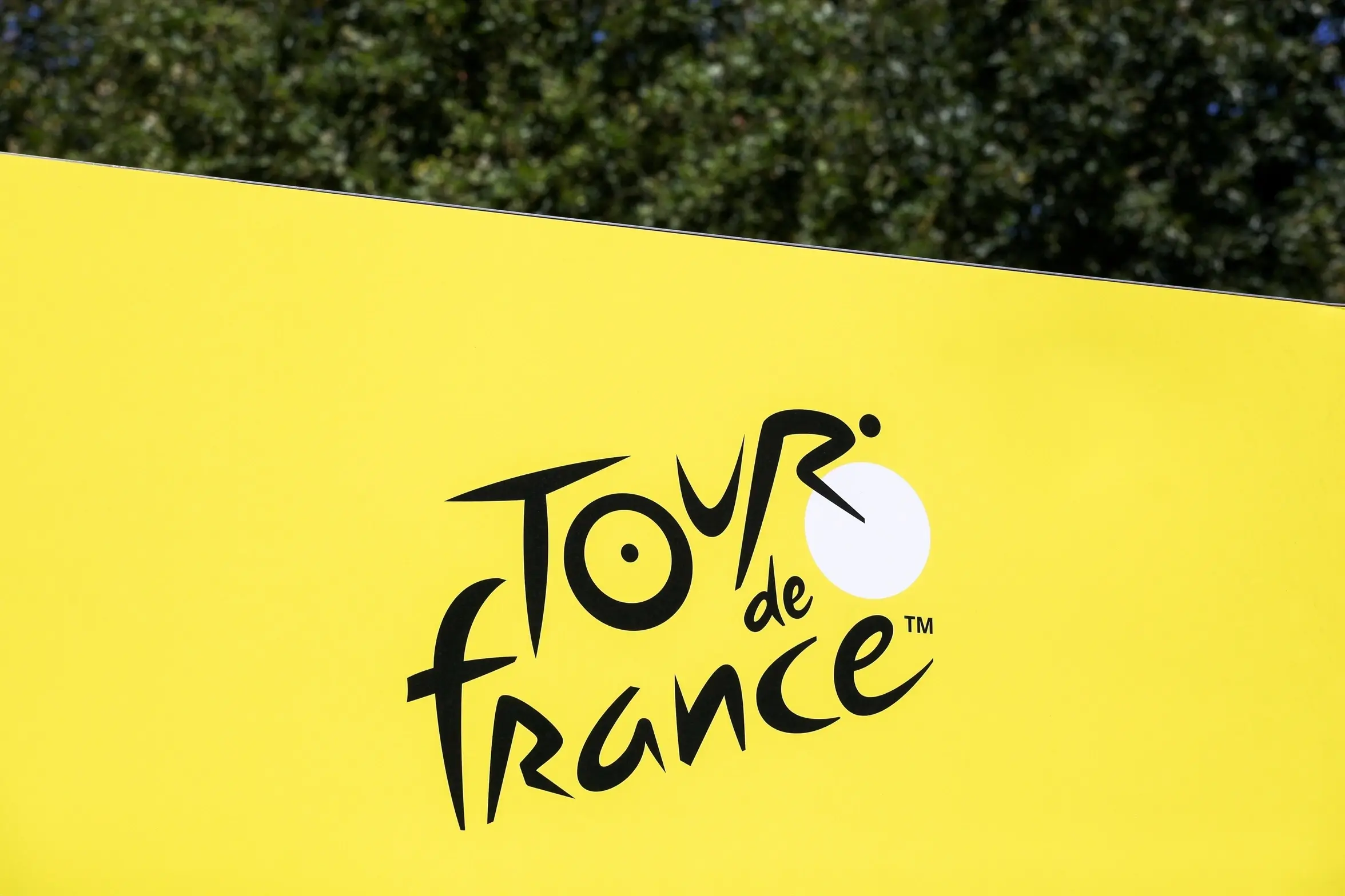 Tour de France Logo auf gelbem Hintergrund