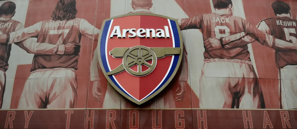 Arsenal Logo und Wand mit Spielern vom FC Arsenal