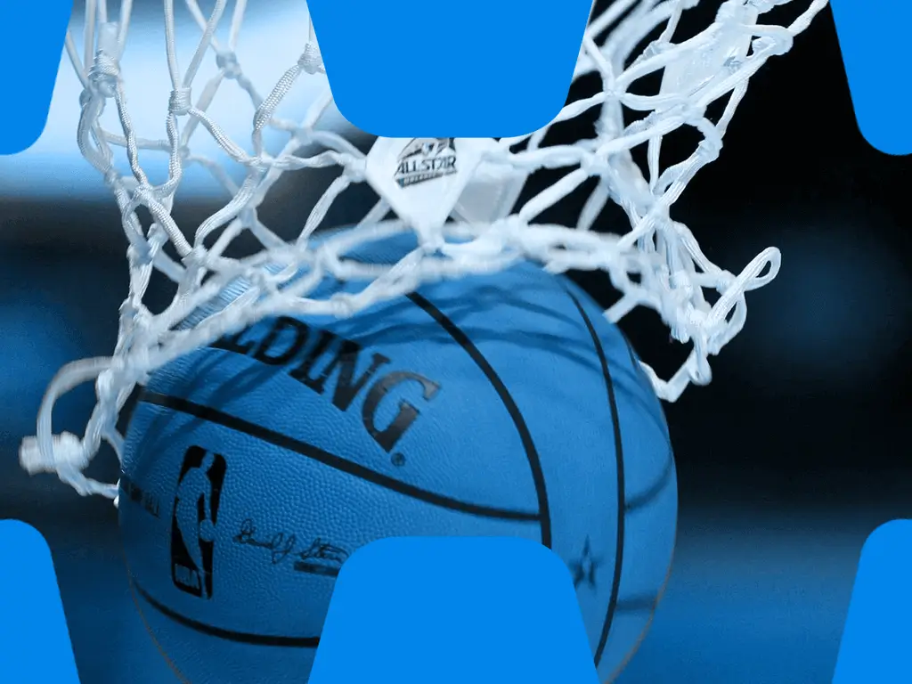 Basketball faellt durch Korbnetz