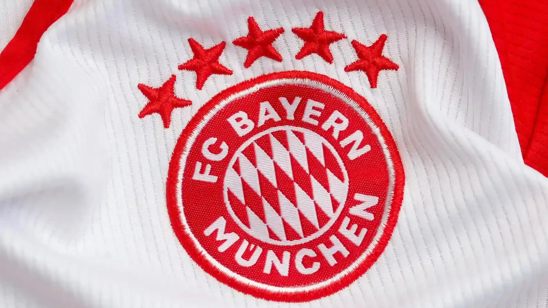 Das Logo des FC Bayern München auf einem Fusballtrikot