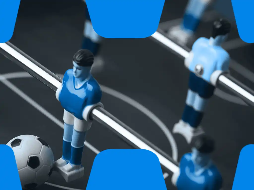 Ein Tischkicker mit blauen Akzenten