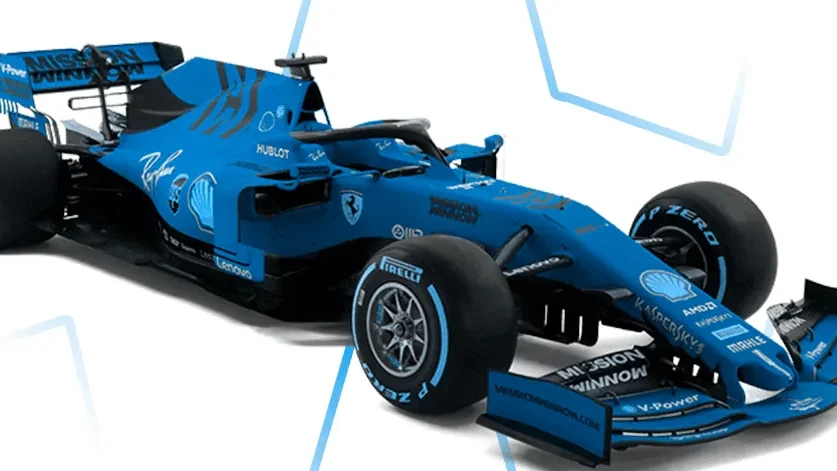 Ein blauer Formel 1 Wagen vor weißem Hintergrund