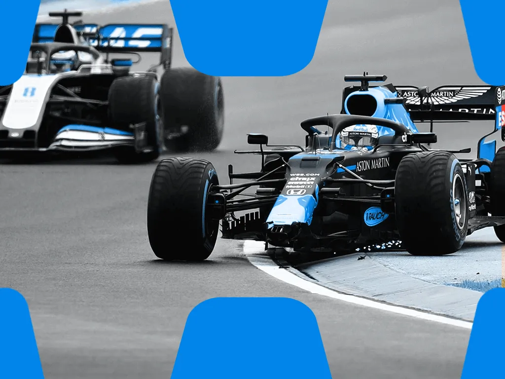 Zwei Formel 1 Wagen mit einem Aston Martin Formel 1 Wagen im Fokus