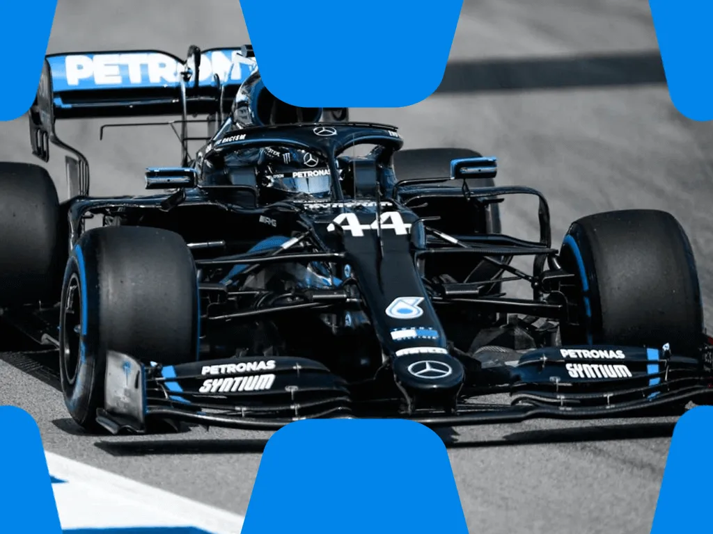 Ein Mercedes Formel 1 Wagen mit einem Fahrer darin